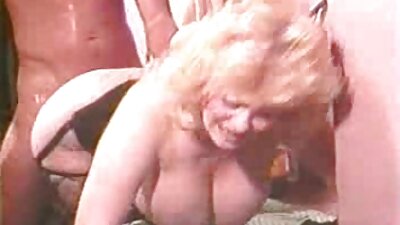 Секси млада дама облечена во бел мрежест врв и носачи на аматерски порно